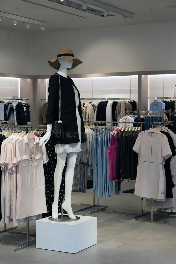 interior de la tienda de ropa para mujer con los maniquíes 78076228